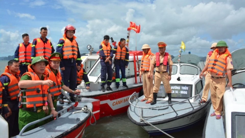 Quang Ninh continues search for two missing victims after Ha Long Bay boat capsizing